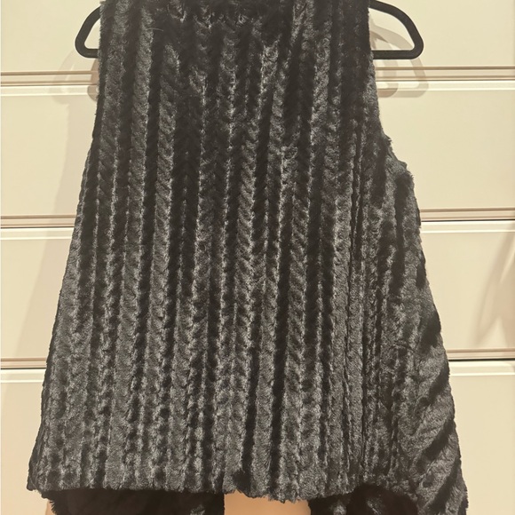 G by Giuliana Super Soft Faux Fur Black Draped Vest - Picture 3 of 4